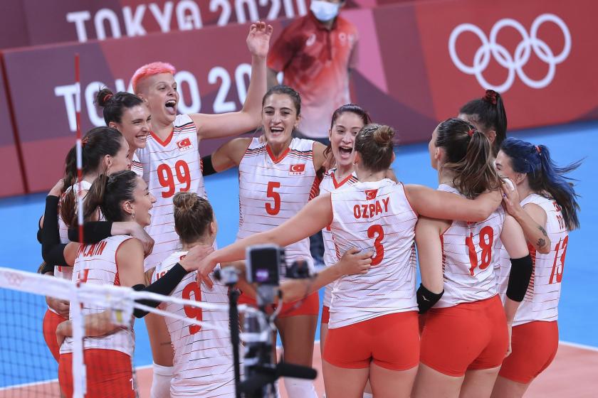 A Milli Kadın Voleybol Takımı, 2020 Tokyo Olimpiyat Oyunları B Grubu'ndaki ilk maçında son olimpiyat şampiyonu Çin'i yendikten sonra seviniyor