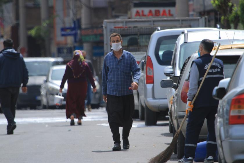 Diyarbakır'da sokakta yürüyen bir erkek (ortada)