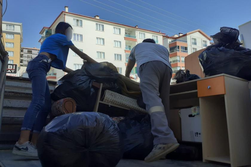 Aile saldırıya uğradıkları evlerinden eşyalarını taşıdı