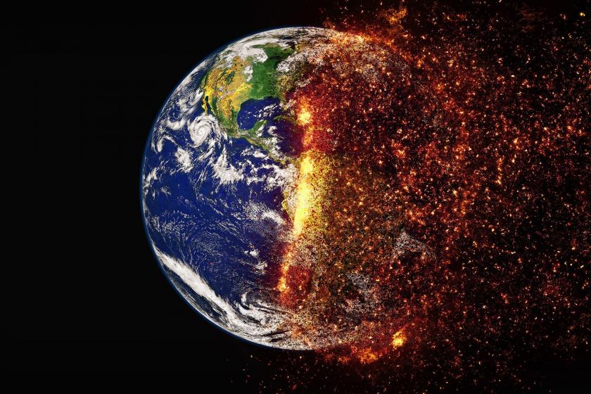 Küresel ısınmaya gönderme yapan yanan bir Dünya görseli