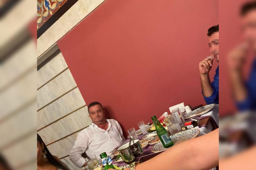 Ağır ceza mahkemesi hakimi, yargıladığı sanıkla aynı masada görüntülendi