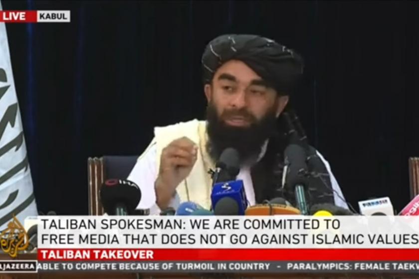 Taliban sözcüsü basın toplantısı düzenlerken.