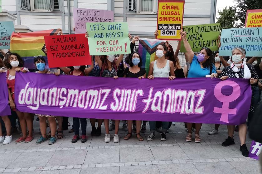 Afganistanlı kadın, çocuk ve LGBTİ+’lar için endişe büyürken İstanbul’da kadınlar, Afganistanlı kadınların yanında olduklarını duyurmak için Kadıköy’de bir araya geldi.