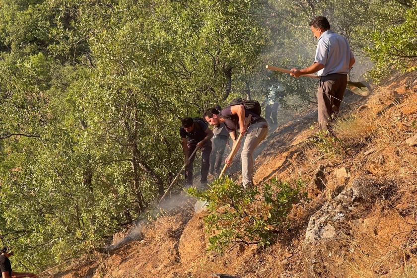 Dersim'de ekipler ve bölgede yaşayan yurttaşlar süren yangınlara müdahale ederken