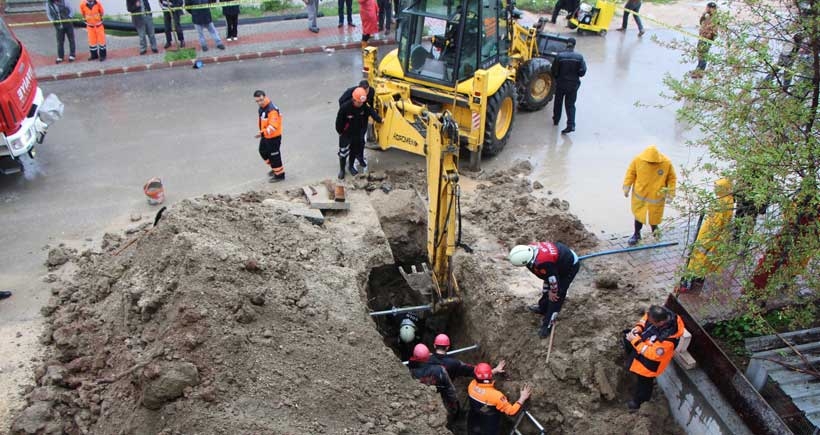 Toprak yığının altında kalan işçi öldü