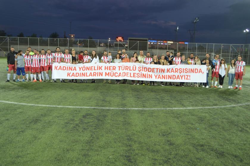 Kırklareli'nin Lüleburgaz ilçesinde düzenlenen futbol turnuvasında sahaya eşleriyle çıkan sporcular, 'Kadına yönelik her türlü şiddetin karşısında, kadınların mücadelesinin yanındayız' pankartı açtı.