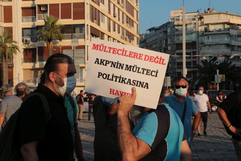 Mültecilere değil AKP'nin mülteci politikasına hayır  yazan döviz