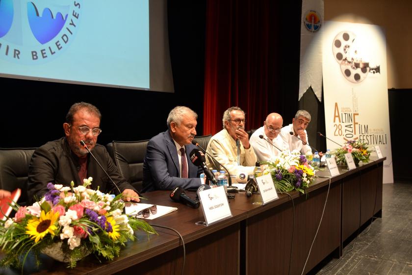 Adana Altın Koza Film Festivali'nin Ulusal Uzun Metraj Film Yarışmasının tanıtım toplantısı Adana Büyükşehir Belediyesi Tiyatro Salonu'nda gerçekleştirildi