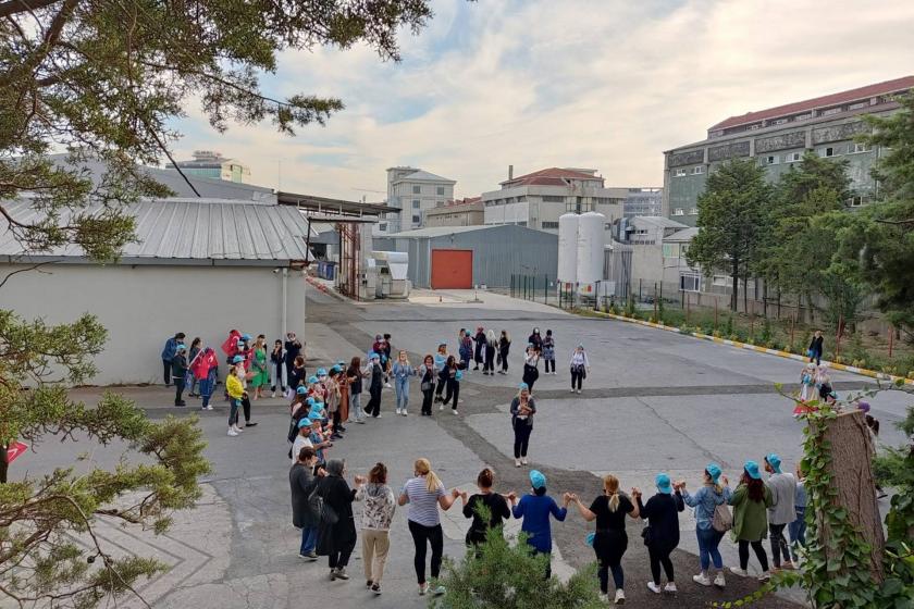 İş bırakan Salcomp işçileri fabrika bahçesinde önünde halay çekti