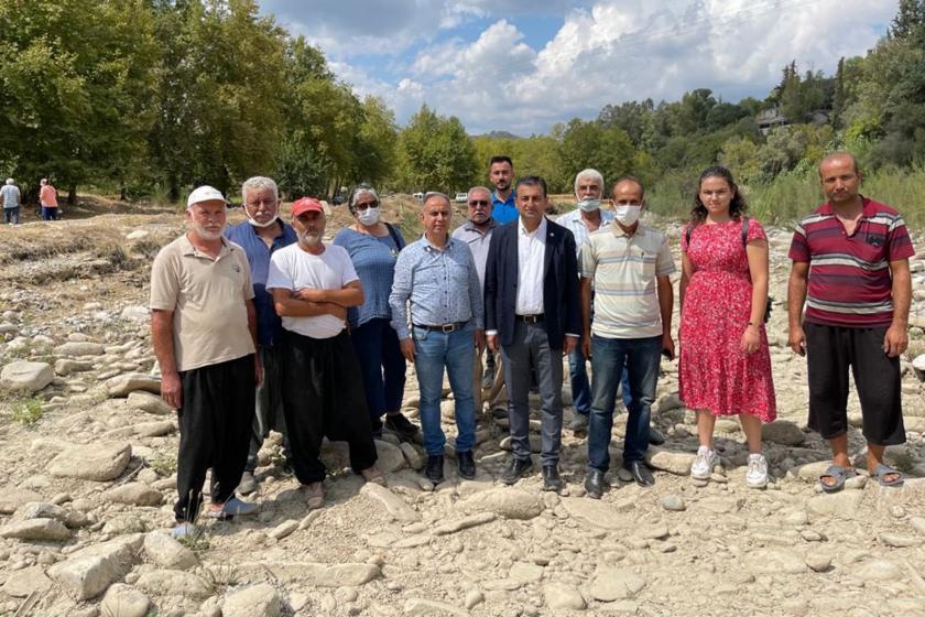 CHP Adana Milletvekili Burhanettin Bulut, Karaisalı'da hidroelektrik santral sebebiyle susuz kalan köylülerle bir araya geldi.