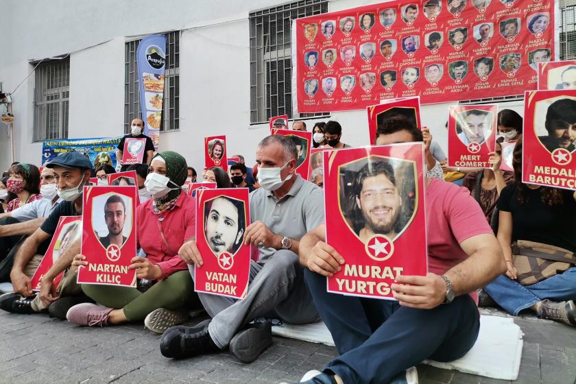 Suruç Aileleri İnisiyatifi, her ayın 20sinde düzenledikleri Suruç anmasını bu hafta da Kadıköyde bulunan Halitağa Caddesinde gerçekleştirdi