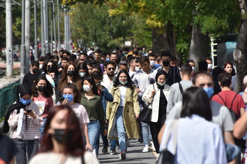 sokakta yürüyen insanlar