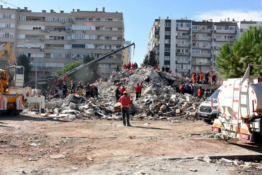 Depremde yıkılan Emrah Apartmanının enkazı