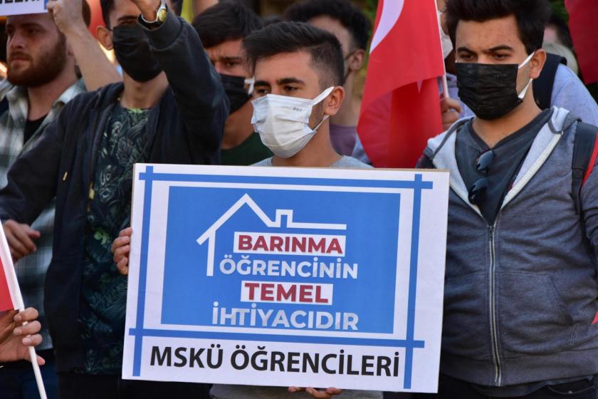 Barınma öğrencinin temel ihtiyacıdır yazılı dövizi tutan genç 