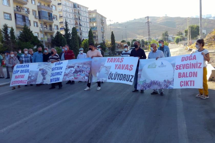 İzmir Çiğli'de Harmandalı semtinde toprak kaymasına neden olduğu düşünülen atık depolama tesisine çözüm bulunmasını isteyen mahalleli yol kapatma eylem yaptı.