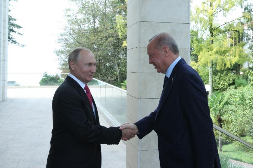 Vladimir Putin (solda), Tayyip Erdoğan (sağda) 