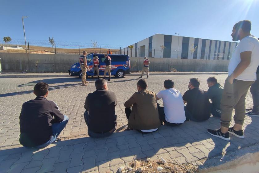 Fabrika önünde nöbet eylemi başlatmak isteyen Uğur Tekstil işçileri jandarma tarafından engellenirken.