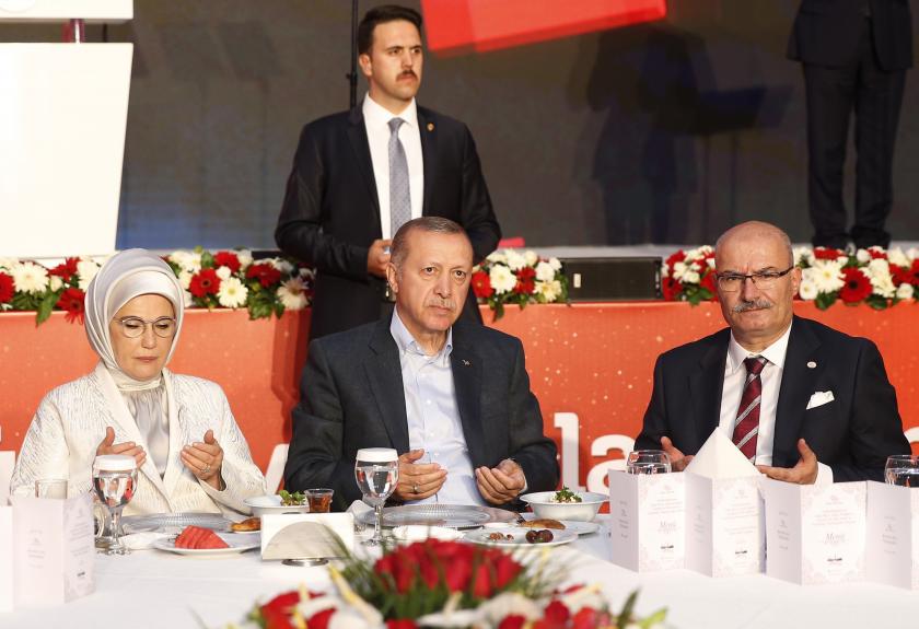 Emine Erdoğan, Recep Tayyip Erdoğan ve Gürsel Baran aynı masada iken.