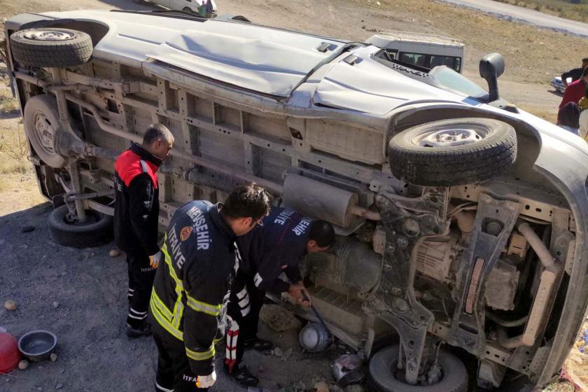 Yan yatmış araç ve çalışma yürüten ekipler