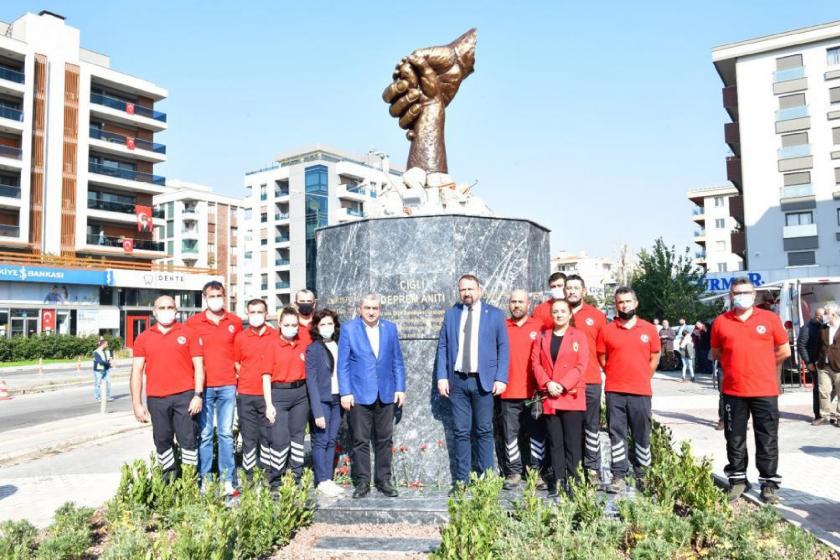 Çiğli'deki deprem anıtı 