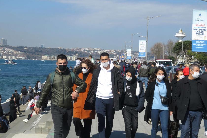 İstanbul'da sokakta yürüyenler