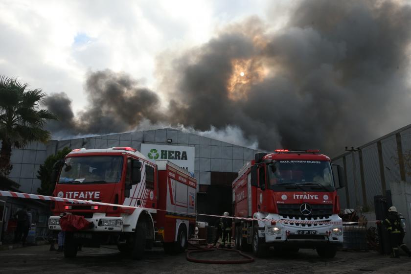 Kocaeli'de geri dönüşüm fabrikasında çıkan yangına müdahale ediliyor