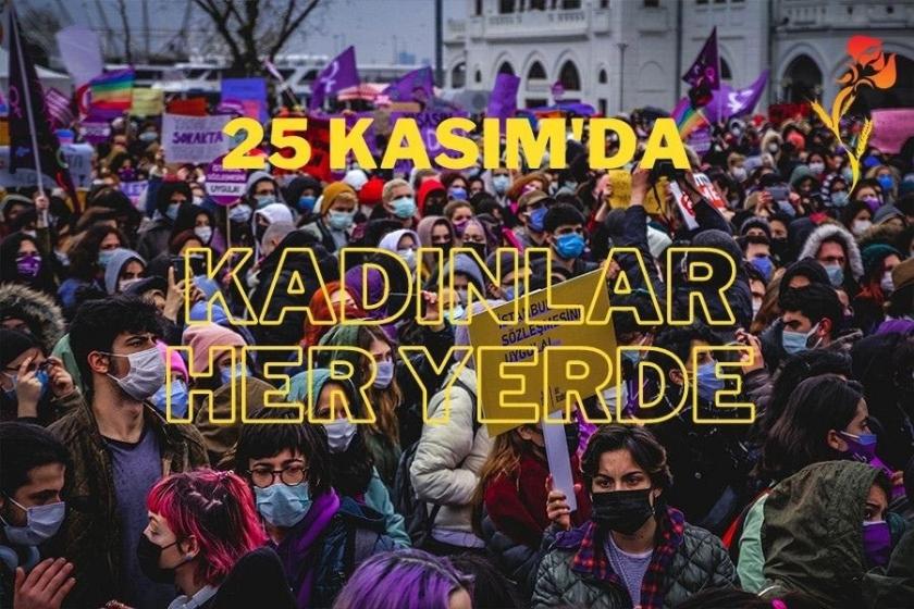 25 kasım'da kadınlar her yerde yazan, arka planda kadın mitinginden fotoğraf olan bir görsel