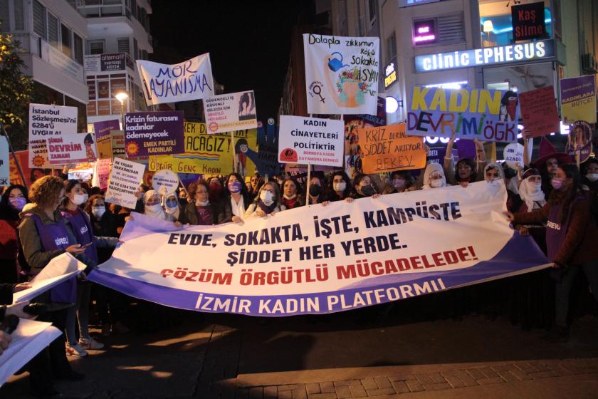 İzmir'de kadınlar 25 Kasım'da sokağa çıktı.