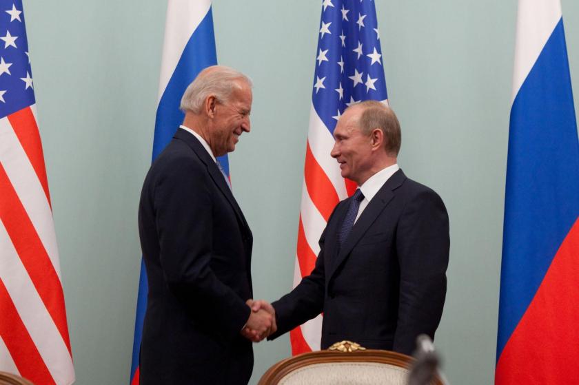 Joe Biden ve Vladimir Putin el sıkışıyor