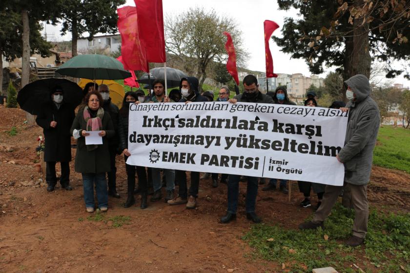 Emek Partisi (EMEP) İzmir İl Örgütü'nün katledilen mültecilerin mezarı başında yaptığı açıklamadan bir fotoğraf.