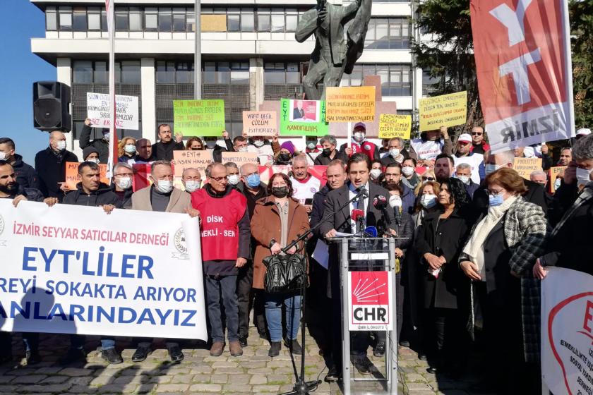 EYT'liler taleplerinin yazılı olduğu dövizler taşıdı