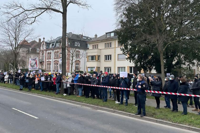 Frankfurt'ta yüzlerce kişi Yusuf Yerkel atamasını protesto etti, "İstenmeyen kişi ilan edilsin" dedi