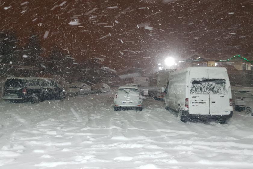 Antep'te kar yolları kapattı; binlerce kişi mahsur kaldı