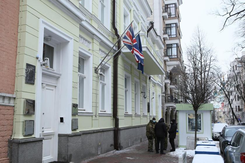ABD ve İngiltere, Kiev büyükelçiliklerindeki bazı çalışanlarını Ukrayna'dan çekiyor