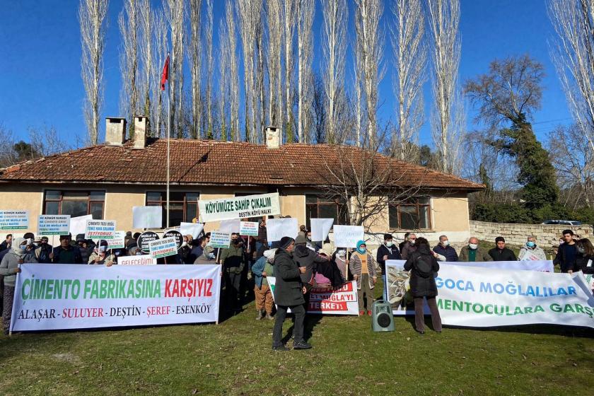 Okul bahçesinde eylem yapan köylüler