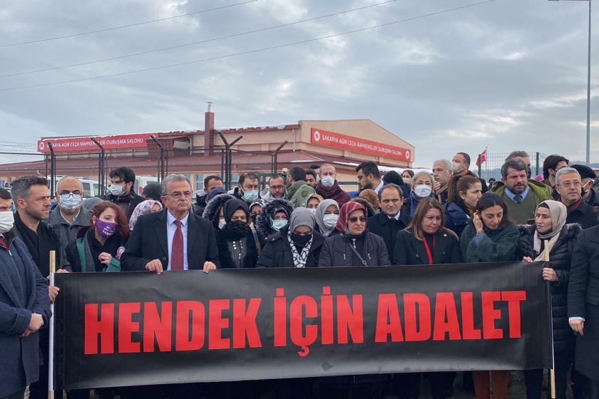 Hendek işçi katliamının karar duruşması öncesi aileler ve avukatlar açıklama yaparken.