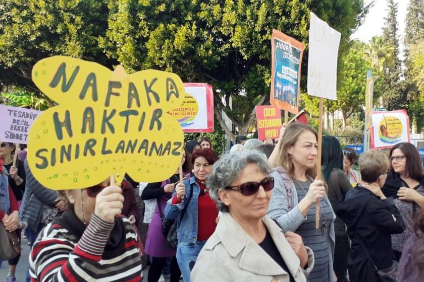 Kadın eyleminde Nafaka haktır, sınırlanamaz yazılı döviz