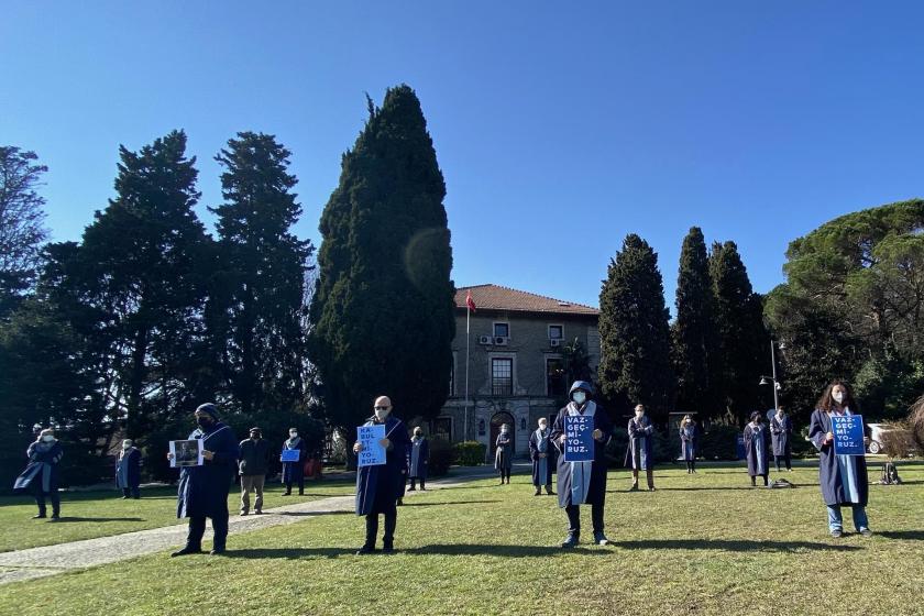Boğaziçi Üniversitesi akademisyenleri 271'inci kez sırtlarını rektörlüğe döndü