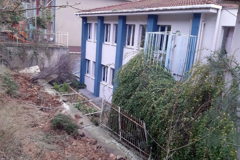 Uyarılar dinlenmedi, Heybeliada Ortaokulu duvarı ihmalden yıkıldı