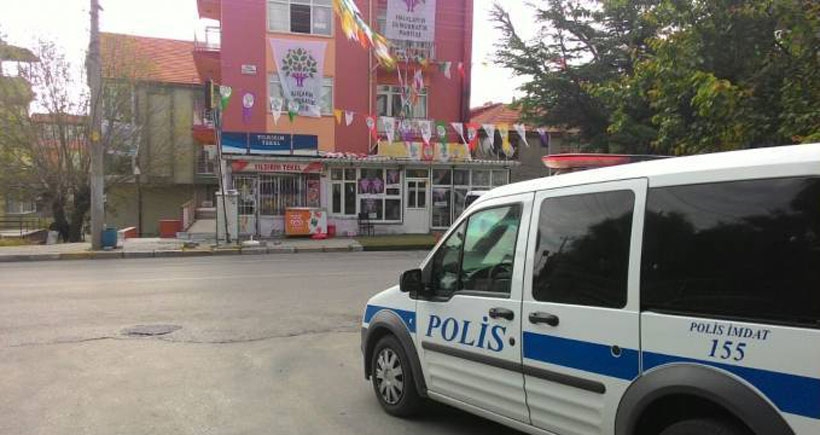 Isparta'da polisin nöbet tuttuğu HDP seçim bürosuna saldırı