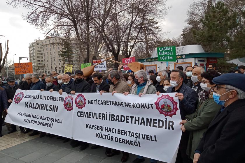 Taleplerin yer aldığı pankartlar ve çok sayıda kişi