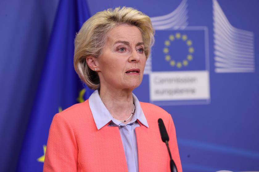 Ursula von der Leyen basına açıklamalarda bulunurken.