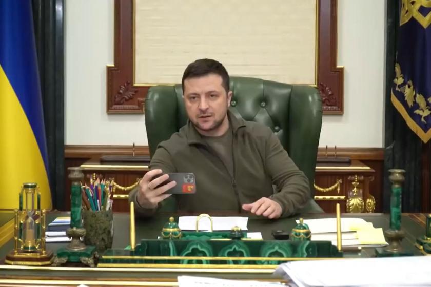 Volodimir Zelenskiy masasında