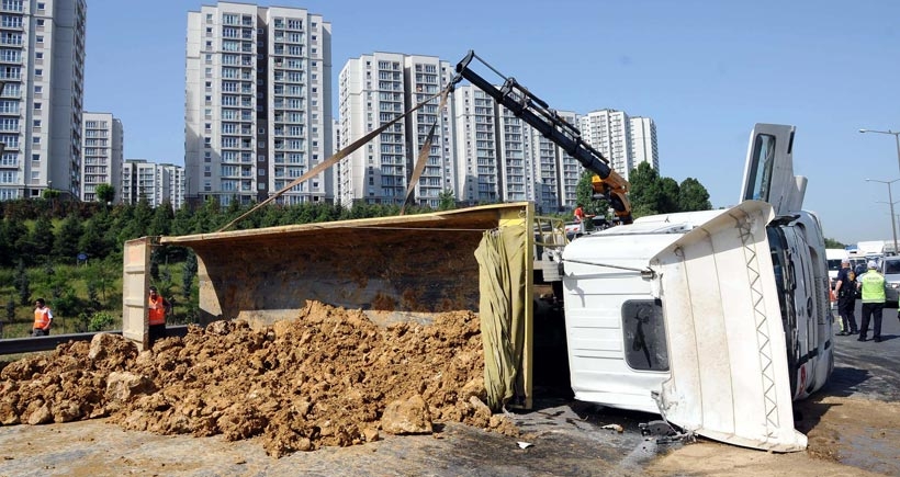 TEM'de hafriyat kamyonu devrildi, trafik felç oldu