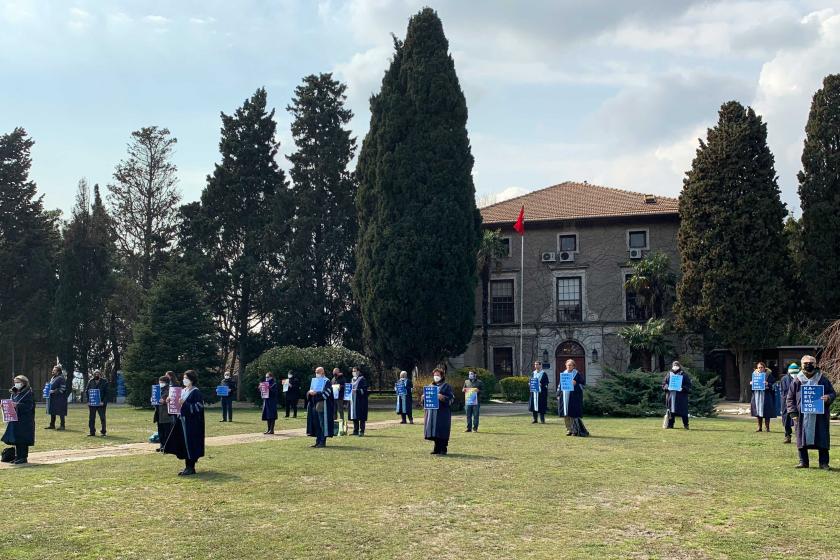 Boğaziçi Üniversitesi akademisyenleri 299. kez rektörlük binasına sırt döndü