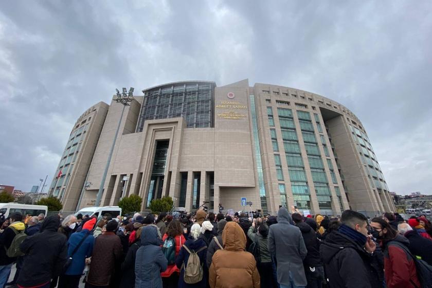 Çağlayan Adliyesi önünde basın açıklaması yapan Taksim Dayanşıması üyeleri