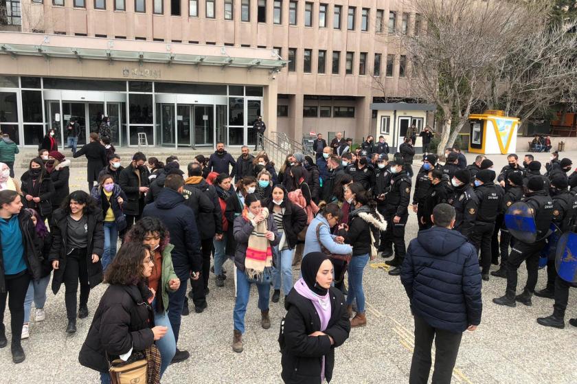 Duruşma salonunun önünde kadınlar ve çok sayıda polis