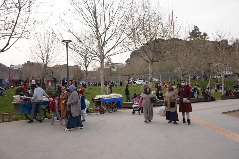 Diyarbakır'da bir türbe önü