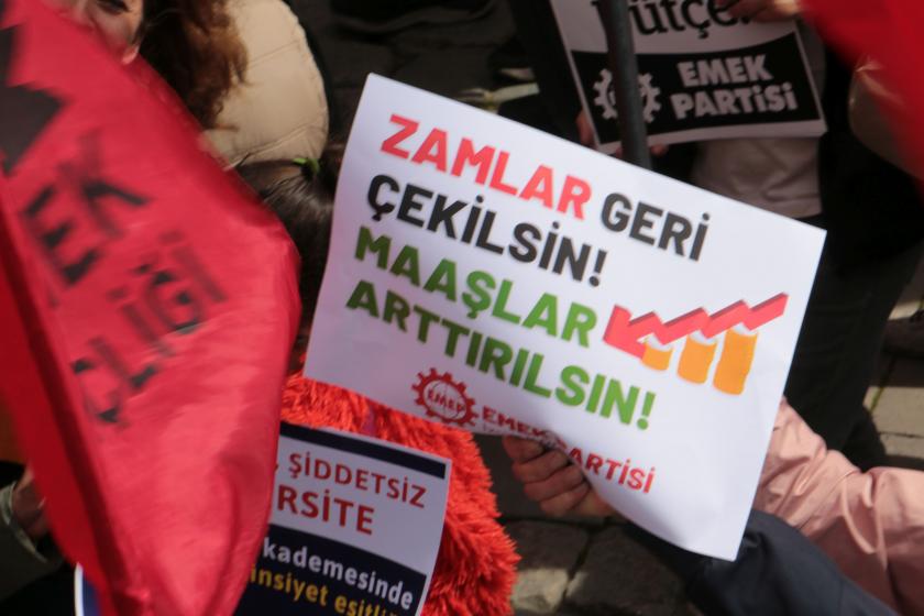 İzmir'de yüzlerce kişi kitlesel basın açıklaması gerçekleştirerek 'zamlar geri alınsın, ücretlere ek zam yapılsın' dedi.