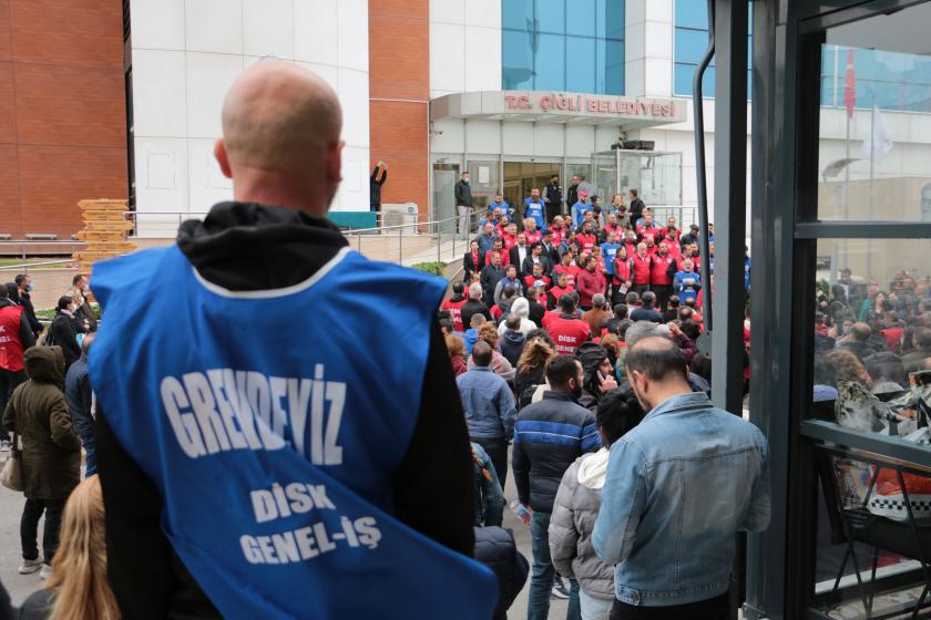 Greve çıkan Çiğli Belediyesi işçileri